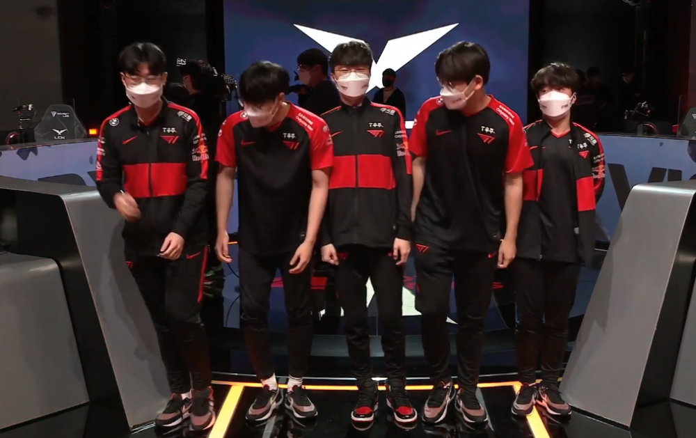 爆冷首场状态出色，热火观众沸腾！，Faker重返赛场全场沸腾不已(快穿路人背景板只想做任务)